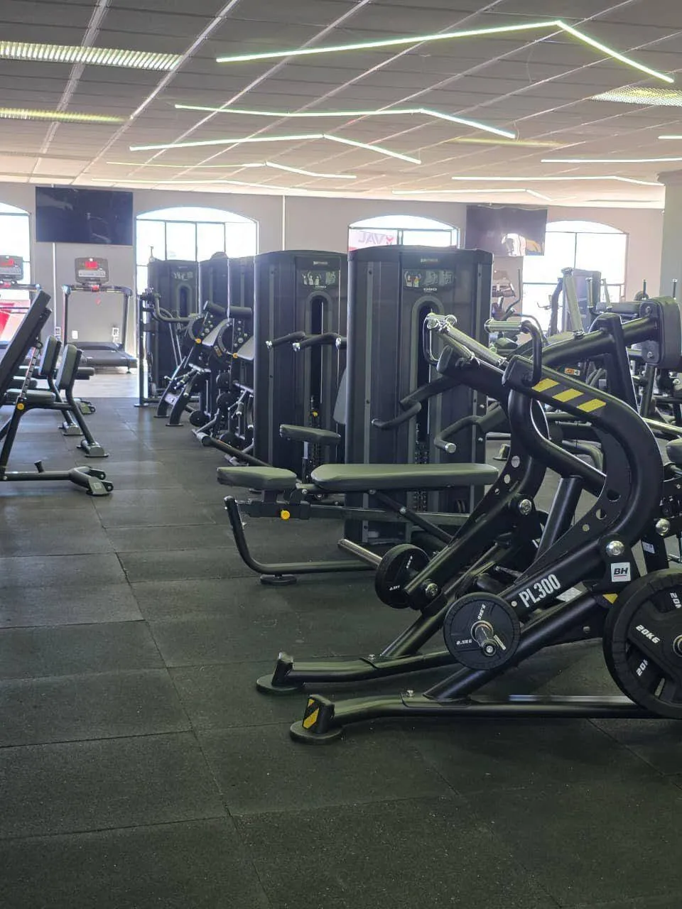Machine floor of a gym on black rubber tile