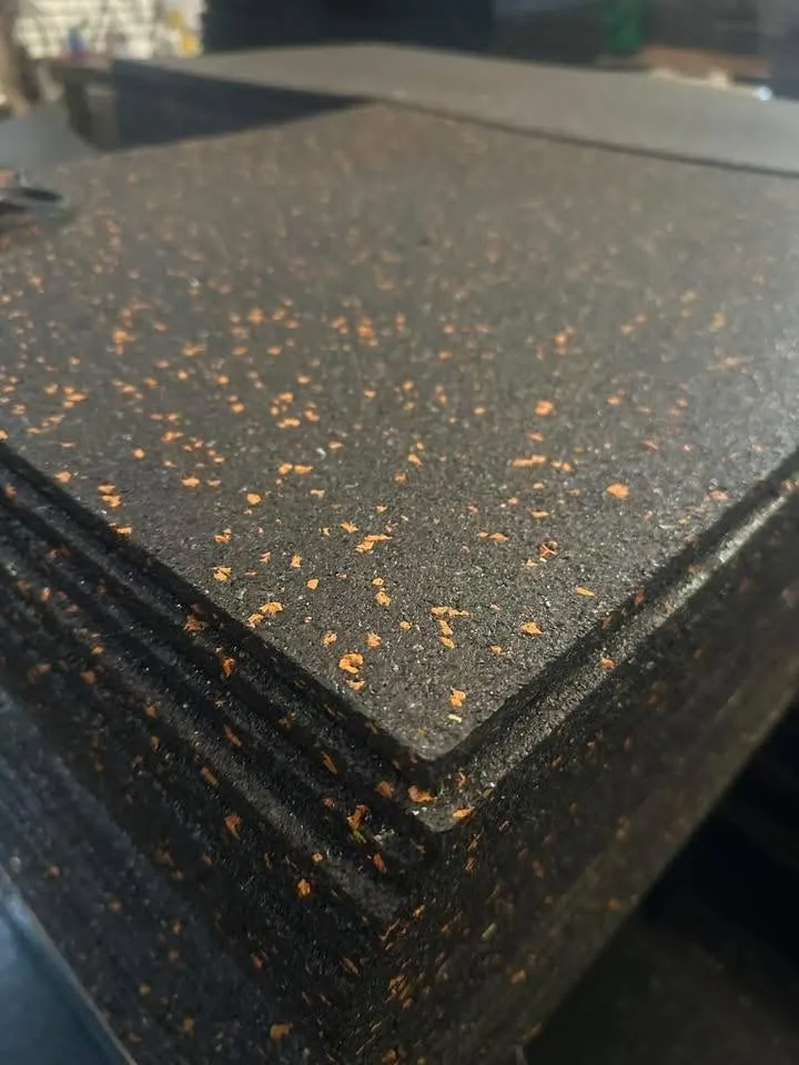 Edge of a rubber tile showing the grain and the thickness